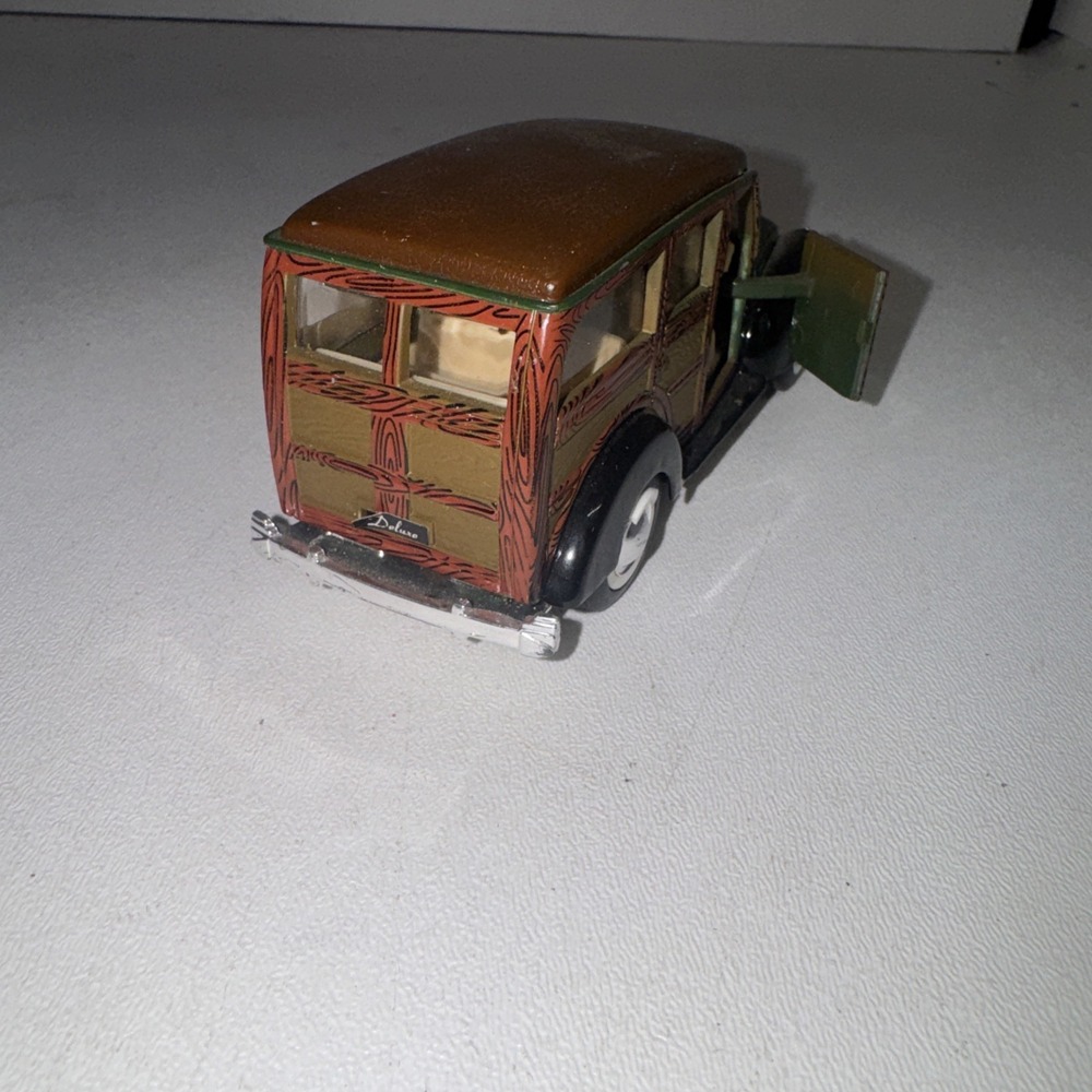 Superior 1940 Ford Woody Wagon - diecast car with pull-back motor - 1:43-scale - Picture 7 of 10